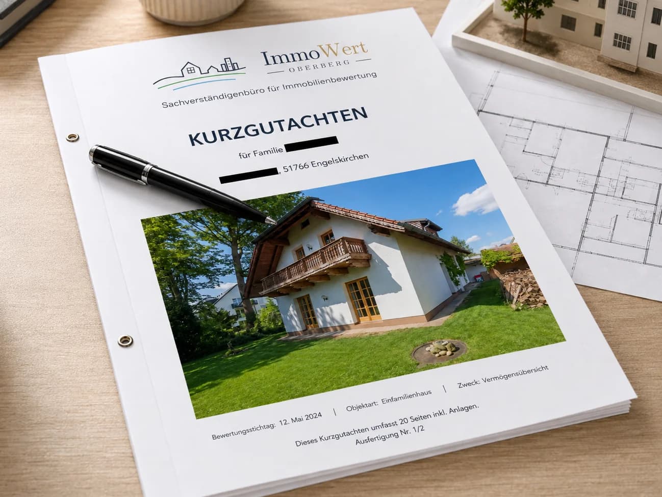 Gedrucktes Kurzgutachten von ImmoWert Oberberg auf einem Schreibtisch, Deckblatt mit Objektfoto eines Einfamilienhauses